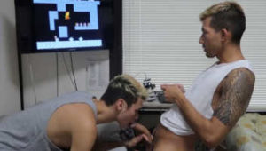 Boquete Gay No Garoto Enquanto Joga Um Video Game Videos Sexo Gay